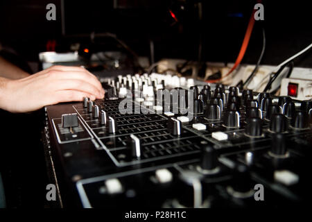 DJ è mixare la musica sulla console di musica. Dispositivo musicale. Elemento di design. Foto Stock