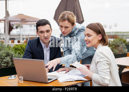 Con successo tre direttori finanziari aventi riunione fuori Foto Stock