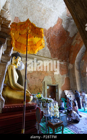 Bagan, Htilominlo Temple, immagine del Buddha, adoratore, Mandalay Regione, Myanmar (Birmania) Foto Stock