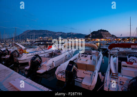 Barche e barche a vela presso il porto di Denia e Monte Montgo e castello in background, Denia, provincia di Alicante, Comunità di Valencia, Spagna Foto Stock