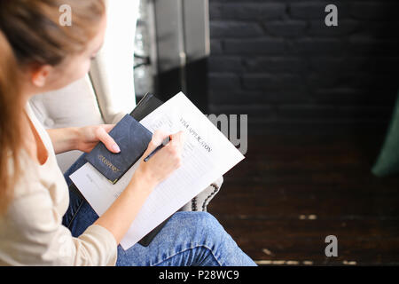 Business Woman documenti di riempimento per ottenere il visto. Foto Stock