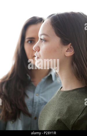 Due sorelle in piedi accanto a ciascun altro Foto Stock