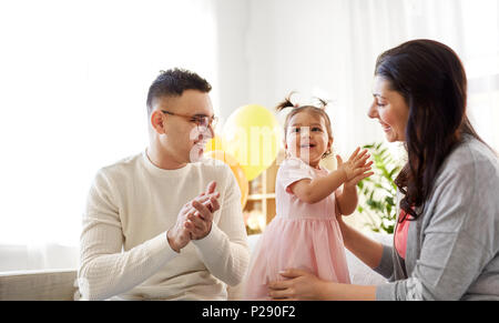 Happy Baby girl e i genitori a casa festa di compleanno Foto Stock