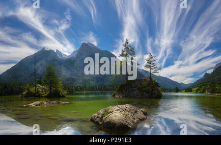 Hochkalter gruppo di montagna nelle Alpi bavaresi, visto dal famoso lago Hintersee, con nuvole di piume in estate Foto Stock