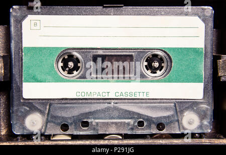 Una vecchia cassetta a nastro in un giocatore, con abbastanza spazio per aggiungere il proprio testo elementi. Foto Stock