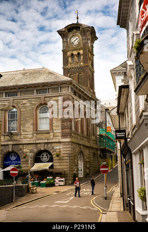 Regno Unito, Cornwall, Liskeard, Market Street, Guild Hall e la torre Foto Stock