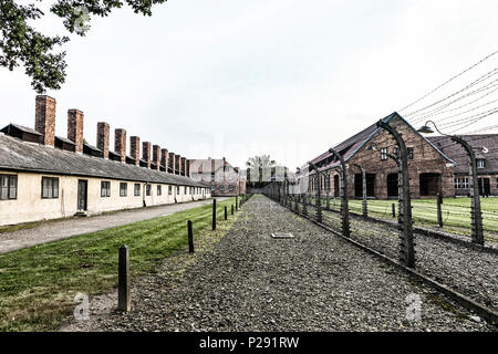 Caserme e filo spinato in Auschwitz I (Auschwitz-Birkenau), l'ex campo di concentramento nazista vicino a Oswiecim città, Polonia Foto Stock