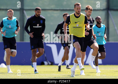 Inghilterra Harry Kane (a destra) durante la sessione di formazione presso la Spartak Zelenogorsk Stadium, Zelenogorsk. Foto Stock