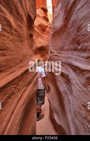 Escursionista a Spooky Gulch, un canyon slot, zona Early Weed Bench, BLM Land, precedentemente parte del Grand Staircase Escalante National Monument, Utah, USA Foto Stock
