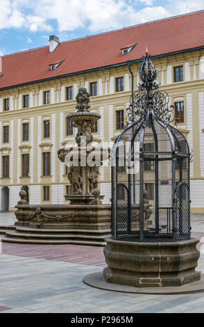 Kohl la fontana e la gabbia della vergogna a Praga Foto Stock
