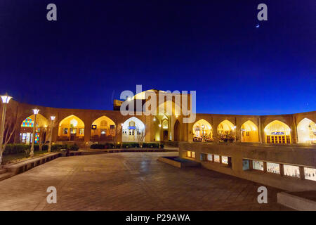 Isfahan, Iran - Marzo 20, 2018: Cortile di Shah Abbasi o Madar Shah Caravanserai di notte Foto Stock