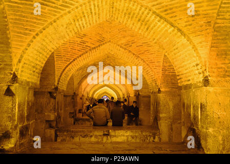 Isfahan, Iran - Marzo 20, 2018: popolo iraniano all'interno del ponte Khaju di notte in primavera Foto Stock