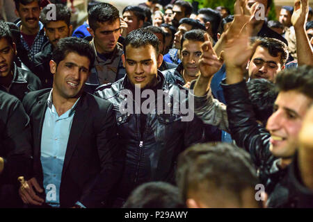 Isfahan, Iran - Marzo 20, 2018: popolo iraniano celebrare Nowruz holiday in notturna a molla Foto Stock