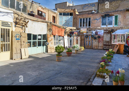 Isfahan, Iran - Marzo 21, 2018: pezzi di antiquariato nel cortile al grand bazaar Foto Stock