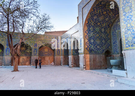 Isfahan, Iran - Marzo 21, 2018: giardino nel territorio della Moschea Shah o Imam moschea Foto Stock
