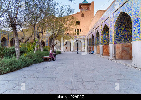 Isfahan, Iran - Marzo 21, 2018: giardino nel territorio della Moschea Shah o Imam moschea Foto Stock