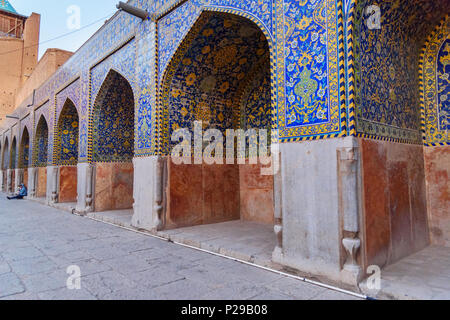 Isfahan, Iran - Marzo 21, 2018: giardino nel territorio della Moschea Shah o Imam moschea Foto Stock