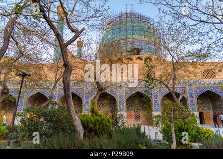 Isfahan, Iran - Marzo 21, 2018: giardino nel territorio della Moschea Shah o Imam moschea Foto Stock
