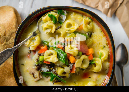 Cremosa tortellini italiana zuppa di riso selvaggio con verdure Foto Stock