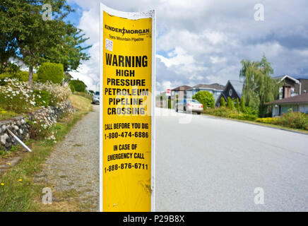 Segnale di avvertimento per un esistente Kinder Morgan oleodotto sotto una strada residenziale in Burnaby, British Columbia, Canada. Foto Stock