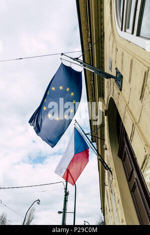 Bandiera della Repubblica ceca sventolando in aria accanto alla bandiera dell'Unione europea sul lato di un edificio a Praga, Repubblica Ceca Foto Stock