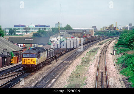 Una classe 56 locomotiva diesel numero 56044 lavorando un acciaio caricati treno merci a West Drayton il 8 maggio 1992. Foto Stock