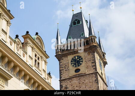 Praga, Repubblica Ceca - 19 Maggio 2018: persone turisti visite turistiche sul municipio della città vecchia torre sulla piazza della Città Vecchia di Praga, Repubblica Ceca, UNESCO W Foto Stock