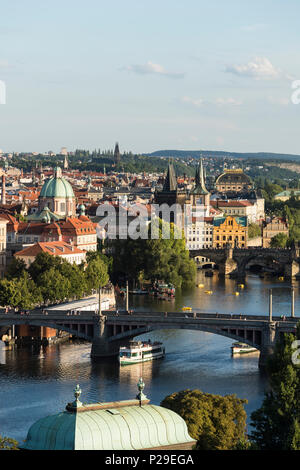 Praga. Repubblica ceca. Vista dal parco Letná del fiume Moldava e la Città Vecchia (Staré Město). Foto Stock