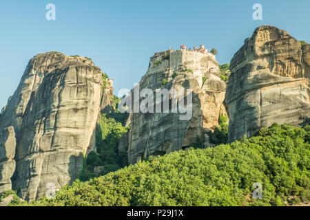 Meteora, Kalabaka, Grecia, dove est monasteri ortodossi sedersi sulla cima di pilastri naturali. Foto Stock