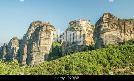 Meteora, Kalabaka, Grecia, dove est monasteri ortodossi sedersi sulla cima di pilastri naturali. Foto Stock