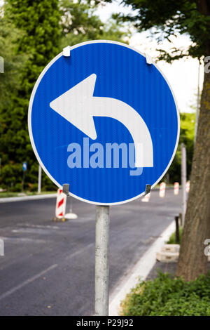 Girare a firmare andando a sinistra in blu e bianco Foto Stock
