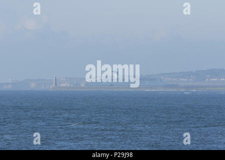 La nave di crociera di entrare nel fiume TYne Foto Stock