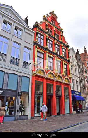 La splendida facciata di questo edificio incarna le chic appeal del Zara shop. Situato nel centro di Bruges o Brugge, Belgio Foto Stock