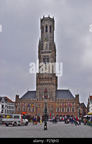 Il campanile di Brugge . Il 83 metro di altezza del Campanile o torre campanaria (Belfort & Carillon) torri al di sopra degli altri edifici nel centro di Bruges o Brugge, Belgio Foto Stock