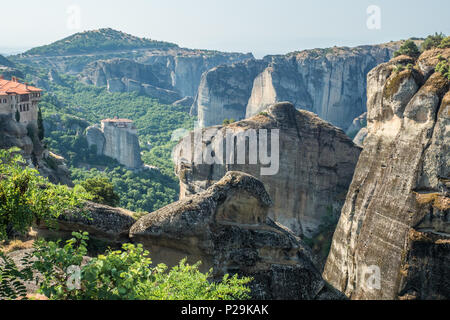 Meteora, Kalabaka, Grecia, dove est monasteri ortodossi sedersi sulla cima di pilastri naturali. Foto Stock