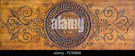 Vecchio usurato scolpito in legno pannello decorativo, tipica decorazione della porta del XIX secolo con scolpito ornamento orientali, può essere utilizzato come sfondo o texture Foto Stock