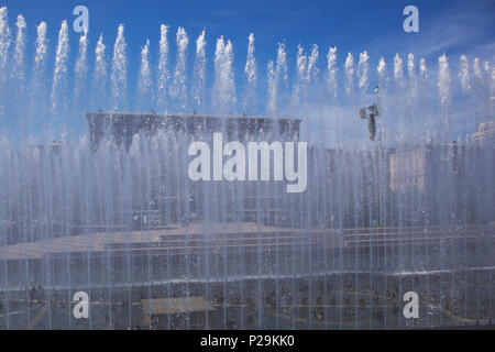 Estate cityscape con street e il quadrato della distanza attraverso la parete di acqua dalle fontane Foto Stock