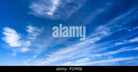 Cielo blu con il bianco abstract spindrift nuvole Foto Stock