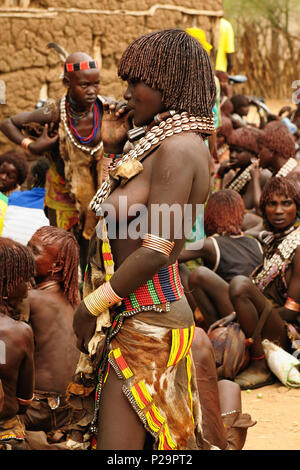 TURMI, Valle dell'Omo, Etiopia - 29 luglio 2013: popolo etiopico da Hamer persone essendo un locale mercato etnico commerciante in Turmi Foto Stock