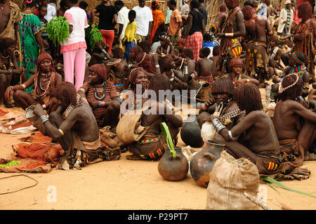 TURMI, Valle dell'Omo, Etiopia - 29 luglio 2013: popolo etiopico da Hamer persone essendo un locale mercato etnico commerciante in Turmi Foto Stock