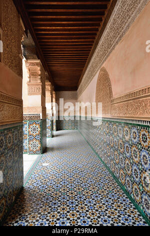 Marrakech, Marocco - 07 dicembre 2015: il cortile interno del XIV secolo Ben Youssef Madrasa o college di Marrakech Foto Stock