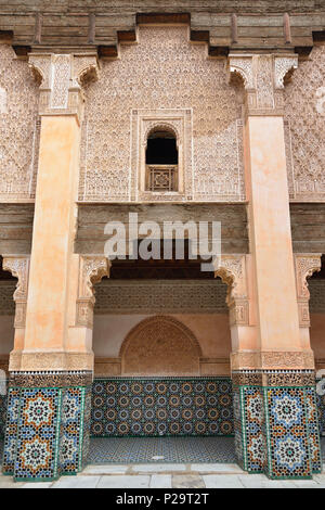 Marrakech, Marocco - 07 dicembre 2015: il cortile interno del XIV secolo Ben Youssef Madrasa o college di Marrakech Foto Stock