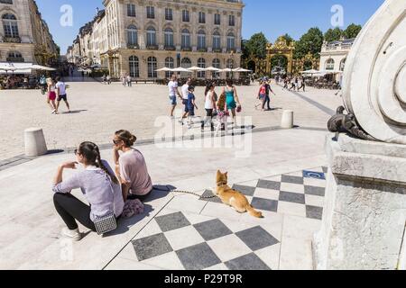 Francia, Meurthe et Moselle, Nancy Place Stanislas con il piedistallo della sua statua o ex Royal posto elencati come patrimonio mondiale dall' UNESCO costruito da Stanislas Leszczynski re di Polonia e ultimo duca di Lorena nel XVIII secolo, vista la fontana di Nettuno Foto Stock