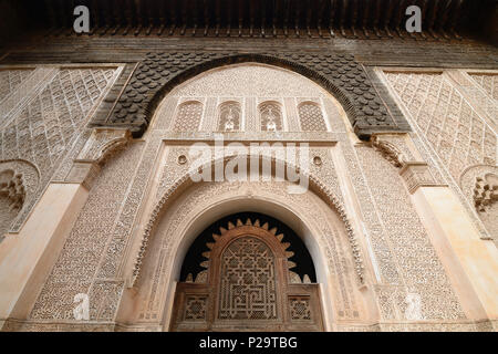 Marrakech, Marocco - 07 dicembre 2015: il cortile interno del XIV secolo Ben Youssef Madrasa o college di Marrakech Foto Stock