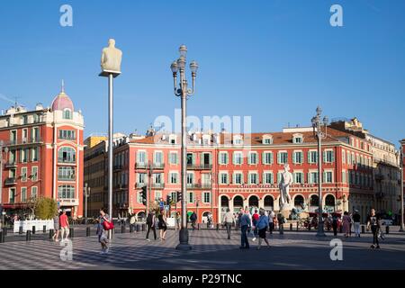 Francia, Alpes Maritimes, Nizza, Place Masséna, La Fontaine du Soleil, l'Apollon statua e la statua del lavoro denominato '' conversazione a Nizza '' da artista catalano Jaume da Plensa a Foto Stock