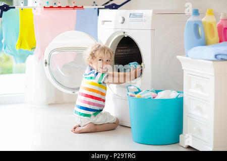 Bambini in stanza lavanderia con lavatrice o asciugatrice. Kid aiutando con  faccende familiari. Moderni dispositivi domestici e di detersivo di  lavaggio in bianco su Foto stock - Alamy