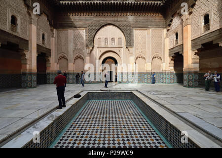 Marrakech, Marocco - 07 dicembre 2015: turisti touring il cortile interno del XIV secolo Ben Youssef Madrasa o college di Marrakech Foto Stock