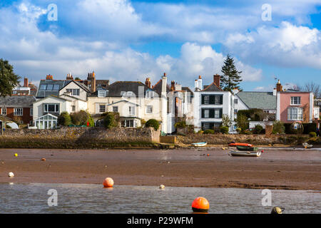 Le proprietà sul lungomare al di sopra delle velme del Fiume Exe a Topsham, Devon, Inghilterra, Regno Unito Foto Stock