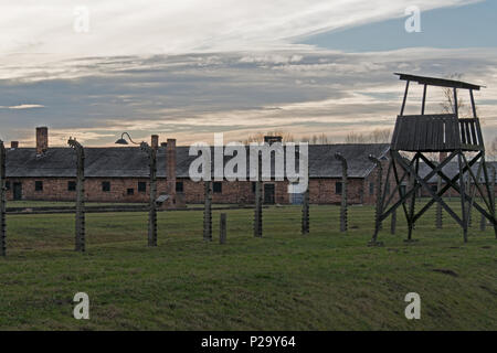 Torre di Guardia seduti lungo una volta che la recinzione elettrificata ad Auschwitz-Birkenau sul tramonto Foto Stock