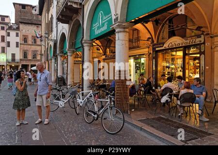 L'Italia, Lombardia, Mantova (Mantova), classificato come patrimonio mondiale dall UNESCO, via Broletto Foto Stock